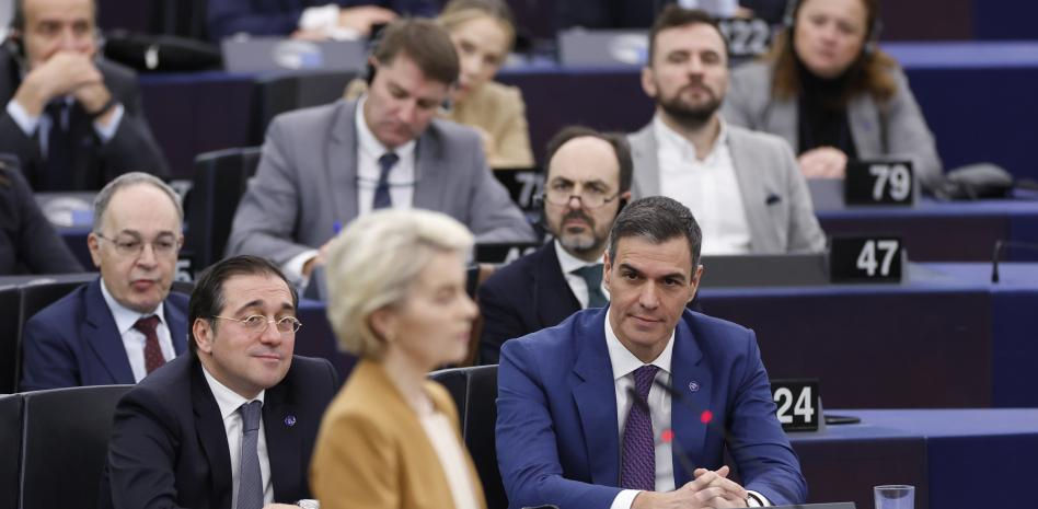 Los ladridos de un perro provocan las risas de los eurodiputados tras la intervención de Von der Leyen y Sánchez