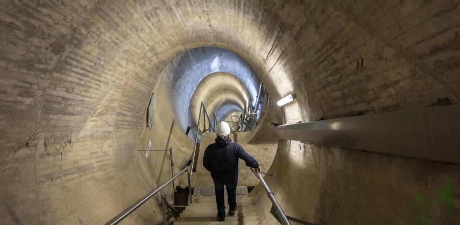 Diez mil pasos dentro de la Baells, la presa que guarda la poca agua que queda en el Llobregat