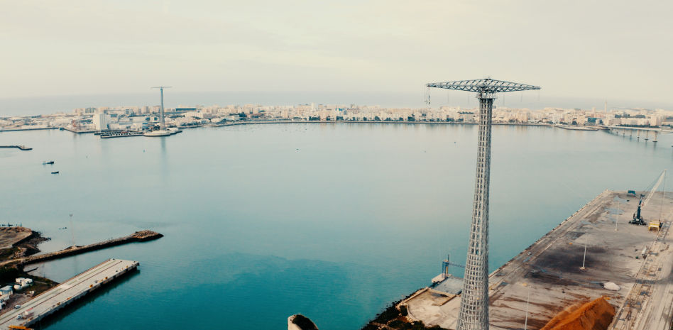 Las dos 'damas' de la Bahía de Cádiz que desafían el tiempo y llenan de luz toda la ciudad