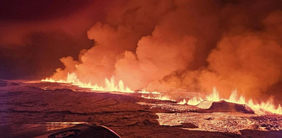 Estado de alerta en Islandia al entrar en erupción un volcán junto a Grindavík