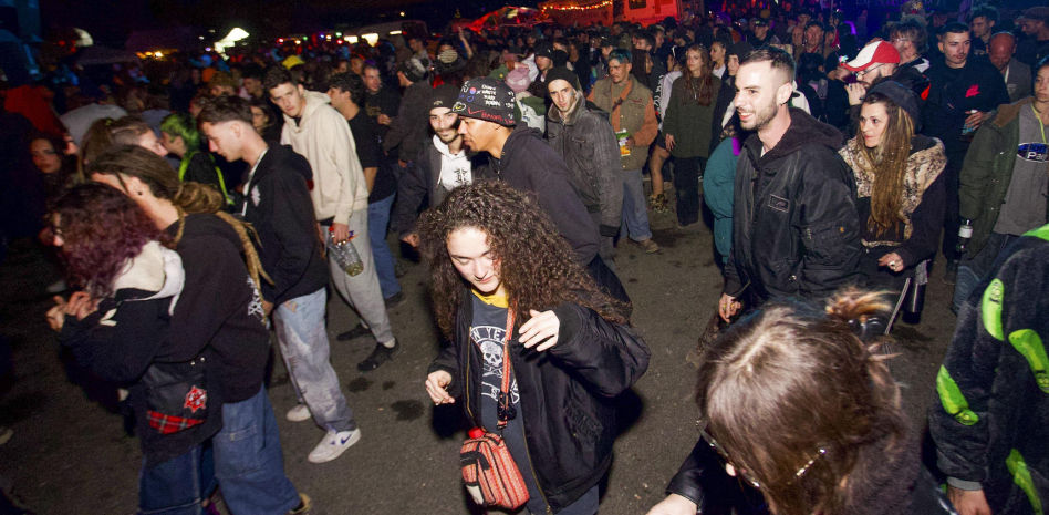 Miles de jóvenes se concentran en una 'rave' ilegal en Fuente Álamo