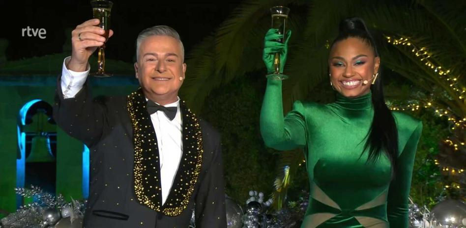 Los presentadores de las Campanadas de Canarias meten la pata: llegan tarde y empiezan en la segunda