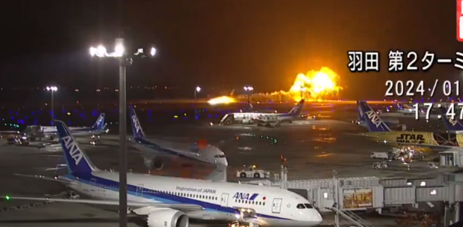 Cinco muertos y unos 400 evacuados tras el choque de dos aviones en el aeropuerto de Tokio