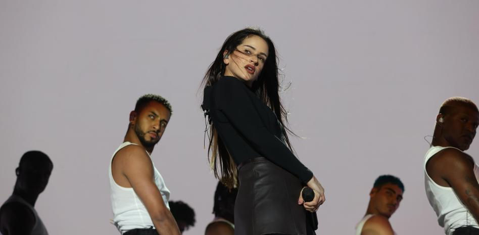 Rosalía se apunta al karaoke en Nochevieja y lo da todo cantando La Oreja de Van Gogh y Estopa