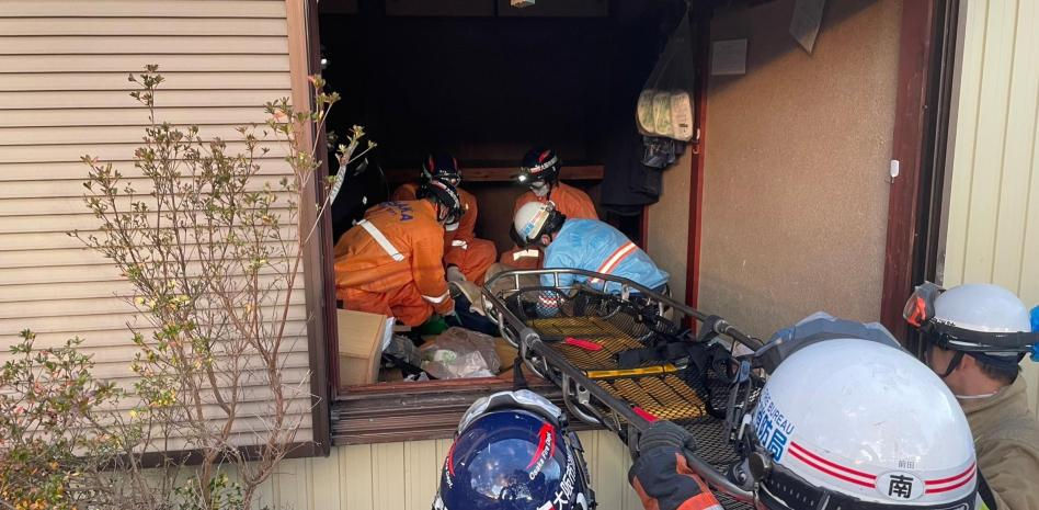 El increíble rescate de un perro a una anciana 72 horas después del terremoto en Japón