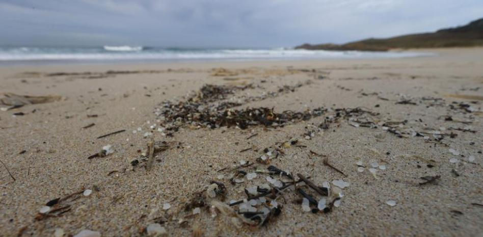 La Fiscalía abre diligencias por la marea de pellets de plástico en las costas gallegas