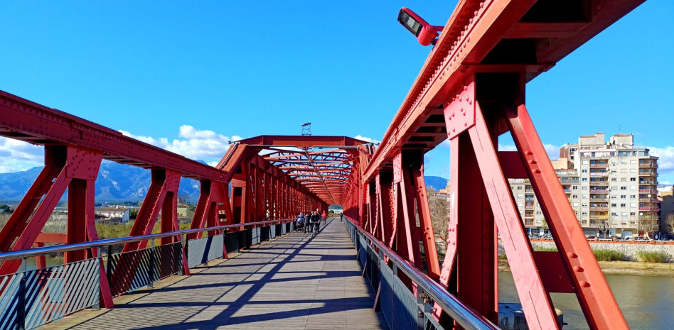 El puente de Tortosa con un 'familiar' en Girona