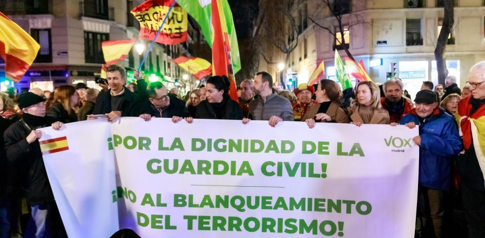 Vox reúne a 200 personas contra el estreno de 'Altsasu', que el público ha aplaudido en pie