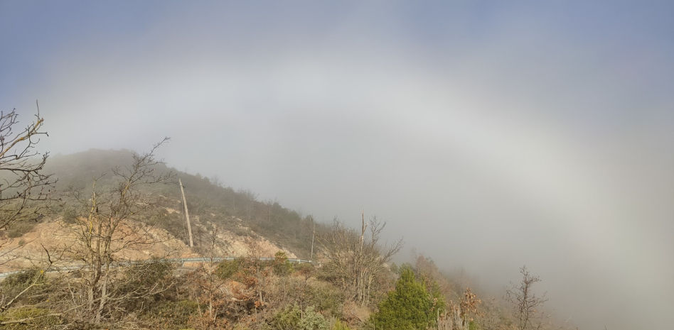 El arco de niebla surgido de la montaña en Pinós