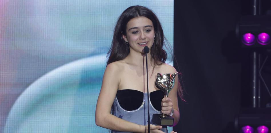 El orgullo de Santi Balmes cuando su hija, Irene, recibe emocionada un premio en los Feroz