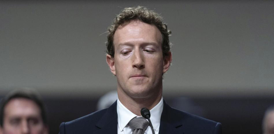 Zuckerberg pide perdón a padres de víctimas de abusos pero dice que las redes no afectan a la salud mental