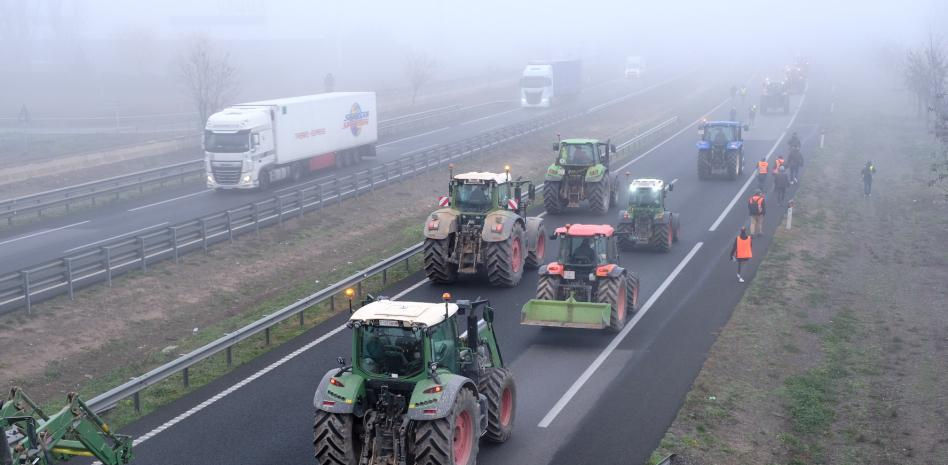 Los agricultores amenazan con colapsar Barcelona y bloquear centros logísticos
