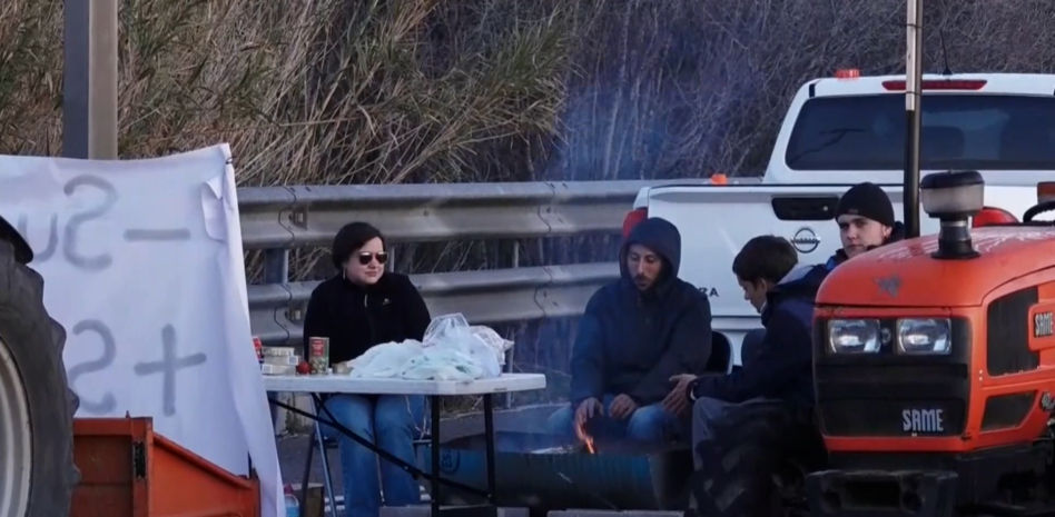 Los agricultores bloquean la AP-7 en Girona, los accesos a Sevilla y carreteras en Extremadura