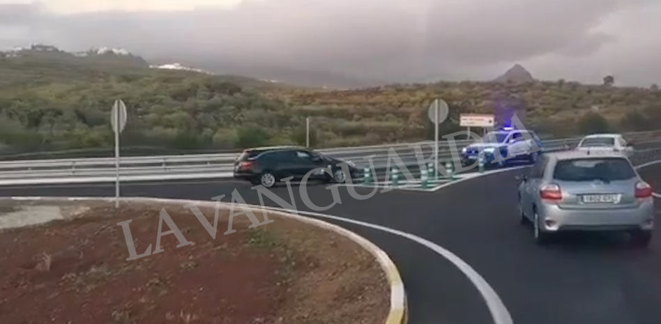 Un turista intenta saltarse un atasco en dirección contraria en Tenerife y se topa con la policía | Vídeo