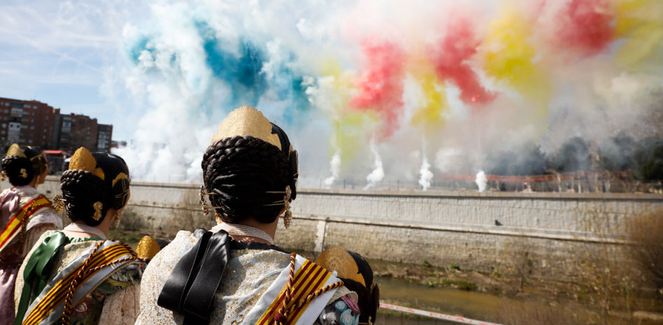 Siete minutos, humo de colores y 1.500 metros de traca: así ha sido la mascletà fallera de Madrid