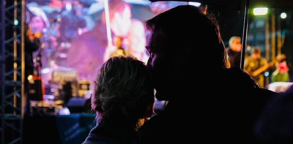 Los rusos desafían a las autoridades y siguen rindiendo homenaje a Navalni