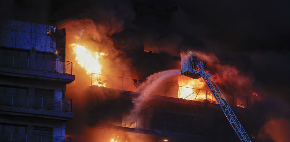 La evolución del incendio que devora un edificio en València, en directo