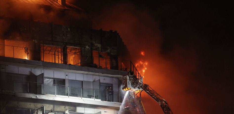 Son ya diez muertos en el incendio de un edificio de 143 viviendas en València