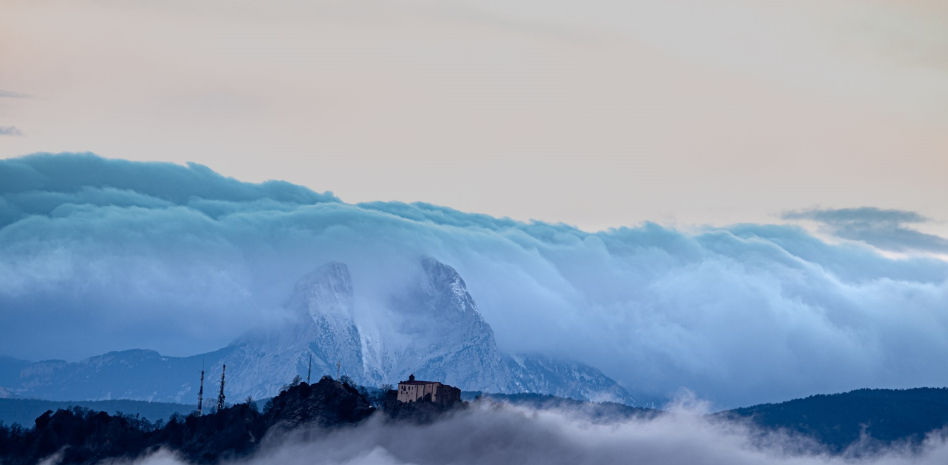 Impactante cascada de niebla en el Pedraforca