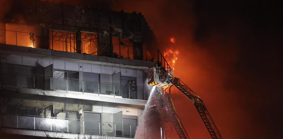 Barajan un fallo eléctrico en el motor de un toldo como causa del incendio de València