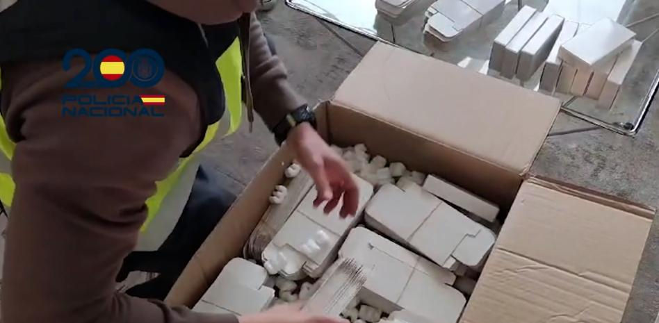 La Policía Nacional desarticula en Gavà un laboratorio ilegal que vendía crecepelo a escala mundial