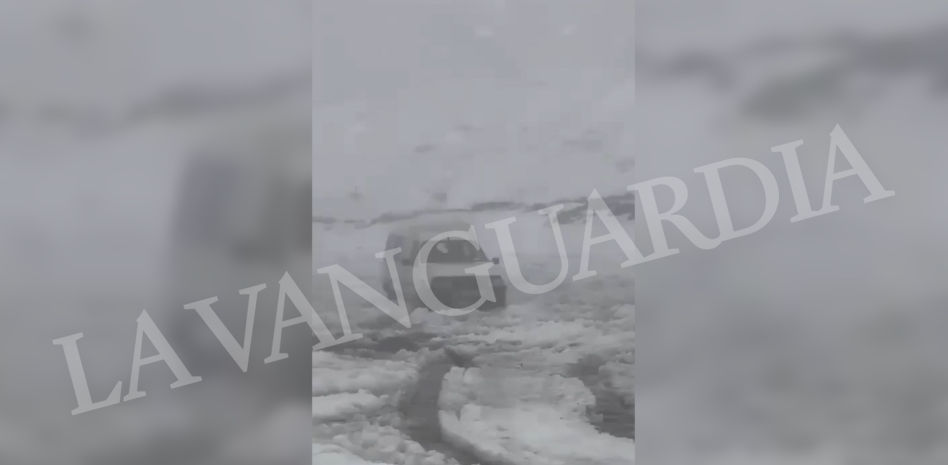 Coches atrapados en nieve y hielo excepto una C15