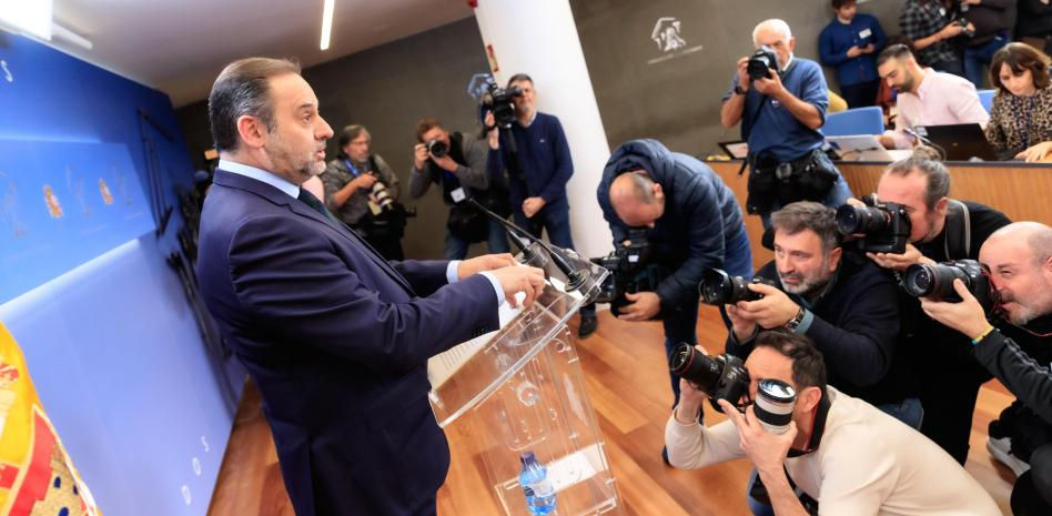 Ábalos culmina la ruptura con Sánchez y se va con su escaño al grupo mixto