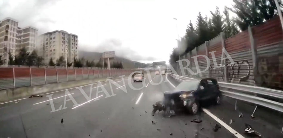 Graban como dos coches se estrellan en la autovía tras perder el control del vehículo