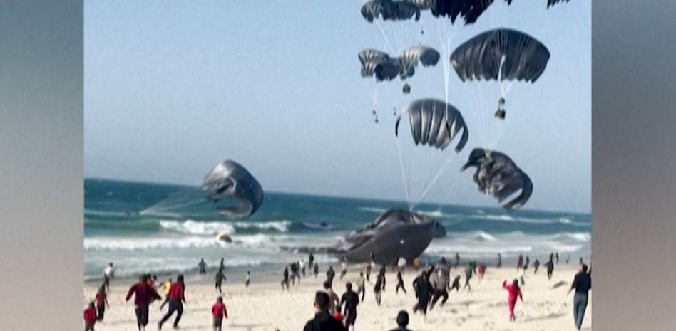 Así se ha visto la llegada de la ayuda de EE.UU. en paracaídas desde la costa de Gaza