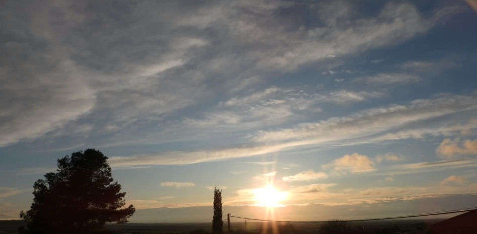 Mira cómo se pone el sol atravesando las nubes