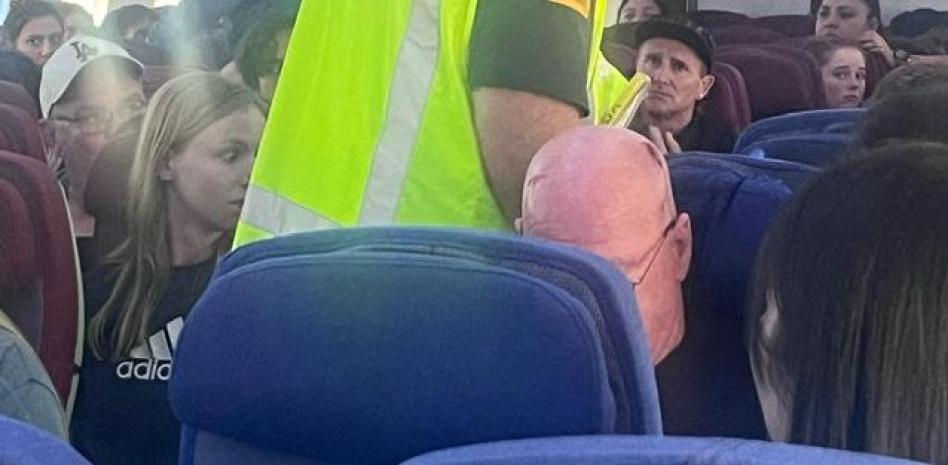 Susto en un vuelo de Nueva Zelanda: "Vi a un pasajero en el techo del avión y pensé que estaba soñando"