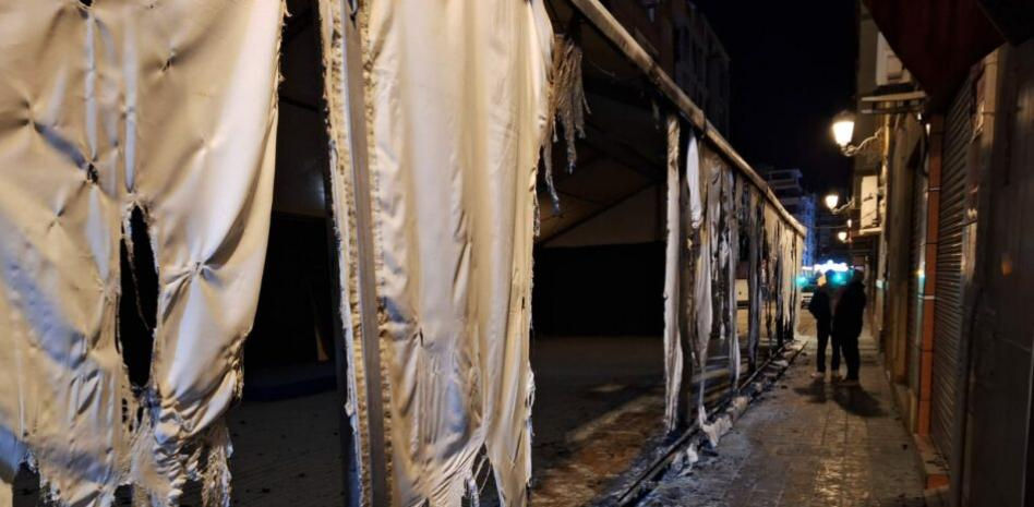 Arde de madrugada una carpa fallera en València y obliga a los bomberos a intervenir