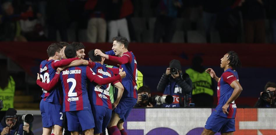Un Barça apasionado somete al Nápoles