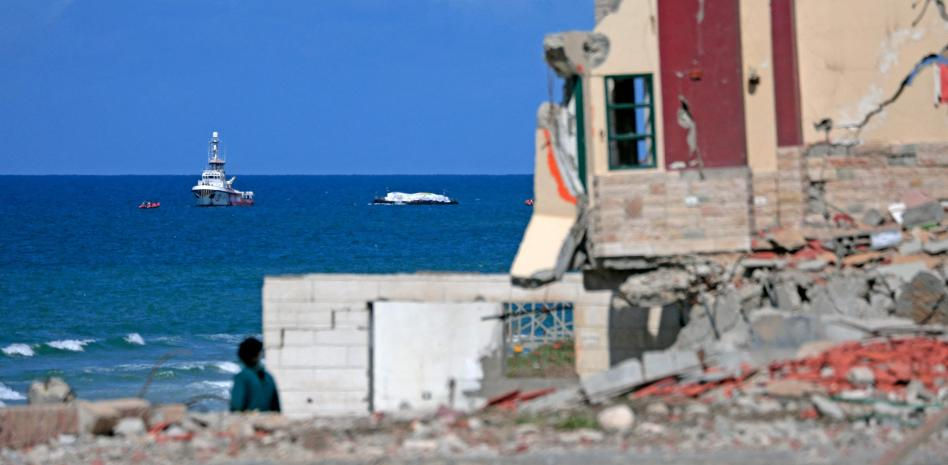 El 'Open Arms' llega a las costas de Gaza con 200 toneladas de ayuda tras tres días de ruta