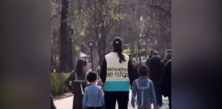 La polémica campaña de los 'paseadores de niños' que promociona Laura Escanes es publicidad de Multiópticas