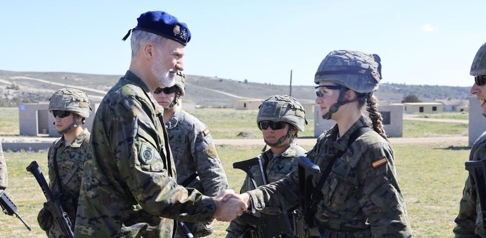 El rey Felipe VI asiste a las maniobras militares de la princesa Leonor