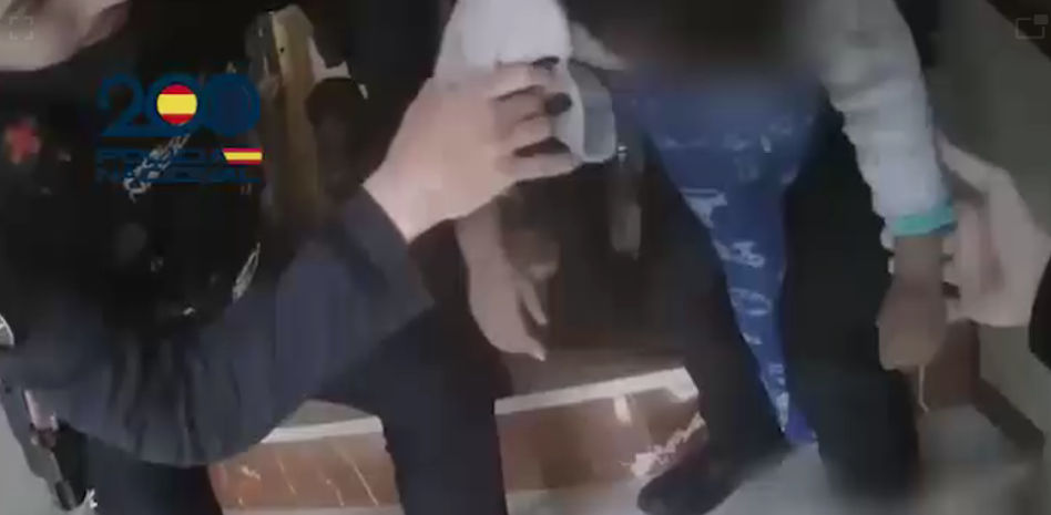 La Policía Nacional salva a un niño de dos años que se ahogaba en su casa en Puente de Vallecas