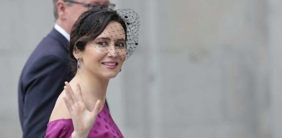 Ayuso elige un económico vestido de Vicky Martin Berrocal para la boda de Almeida