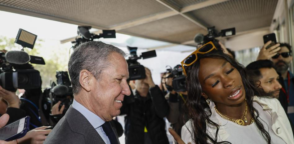 Una mujer se encara con Zaplana: "Haz la cola, yo llevo aquí desde las 9,30"