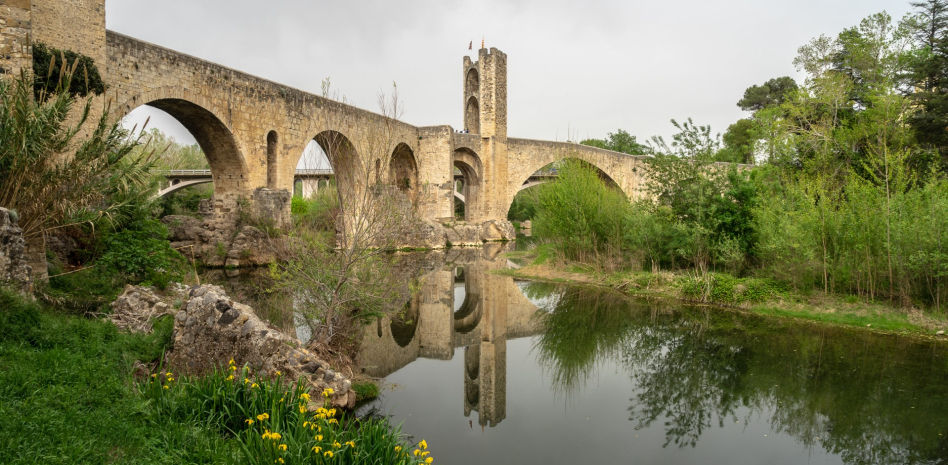Los reflejos primaverales del puente de Besalú