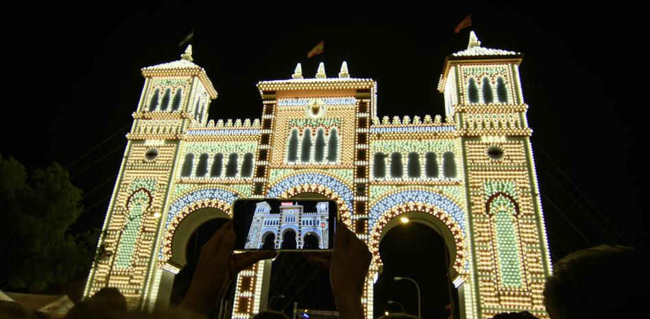 Sevilla enciende las 220.000 bombillas de su Feria para vivir más de una semana de fiesta