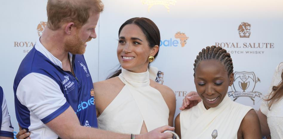 Momento incómodo: el gesto de Meghan Markle para que una mujer no pose junto al príncipe Enrique