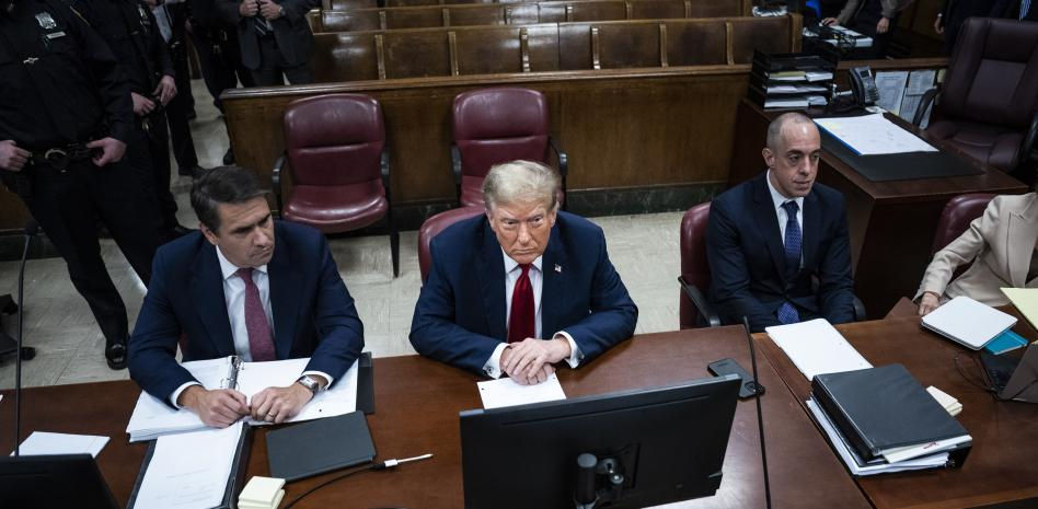 Trump se declara víctima de "una persecución política" en el primer día de un juicio histórico