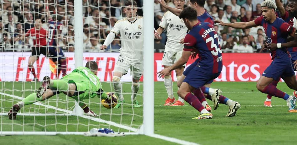 El Barça claudica con honor en el Bernabéu