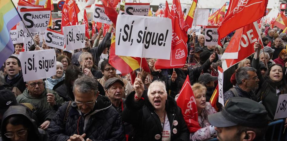 Clamor unánime del PSOE para evitar la dimisión de Sánchez: “Presidente, quédate”