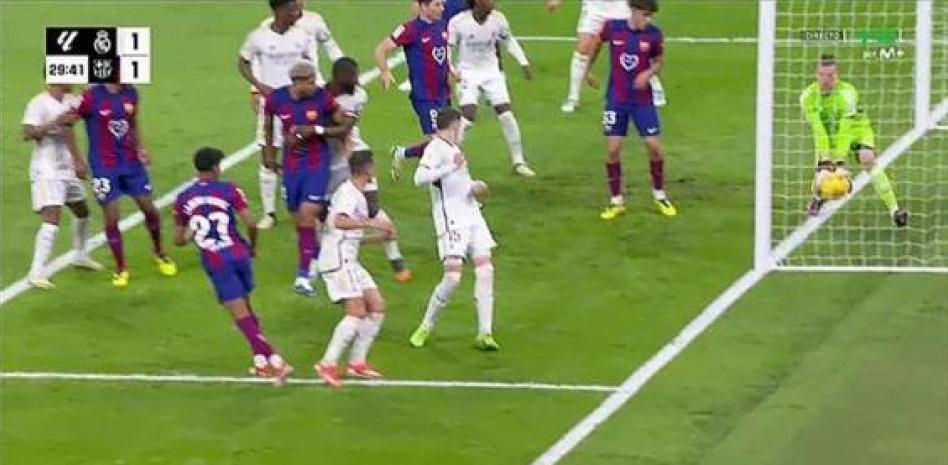 Un nuevo vídeo demuestra que el balón sí entró en el gol fantasma del clásico