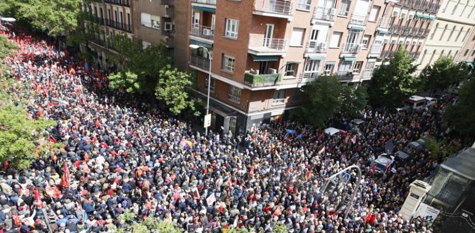 Miles de manifestantes muestran su apoyo a Sánchez al grito de "Pedro, no te rindas"