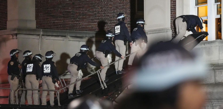 La policía irrumpe a lo militar en la Columbia y desmantela la protesta pro Palestina