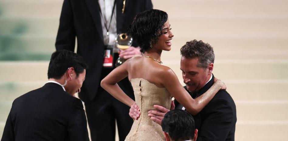 El vestido más complicado de la Gala Met: de arena y con ayuda para subir la icónica escalinata