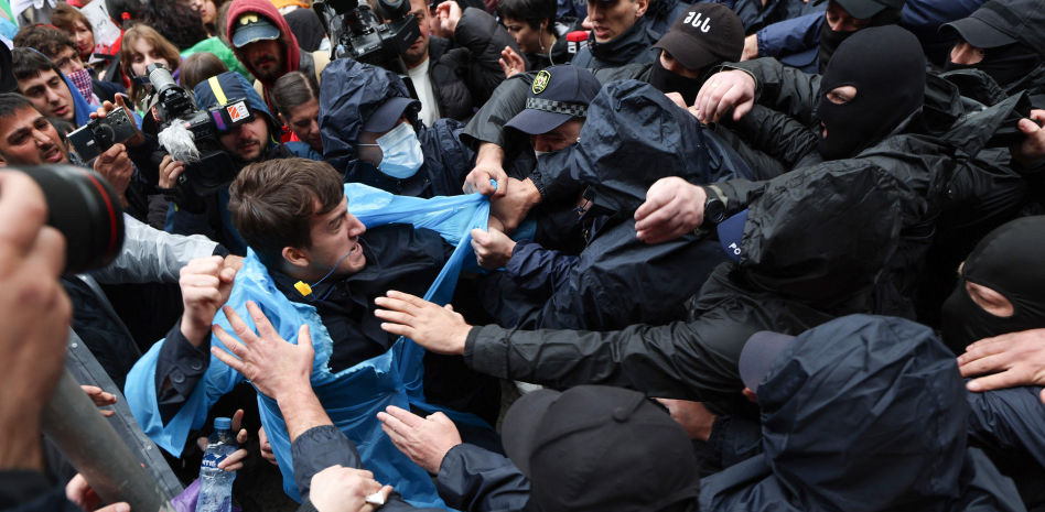 Georgia aprueba la 'ley rusa': la policía carga y detiene a manifestantes contrarios